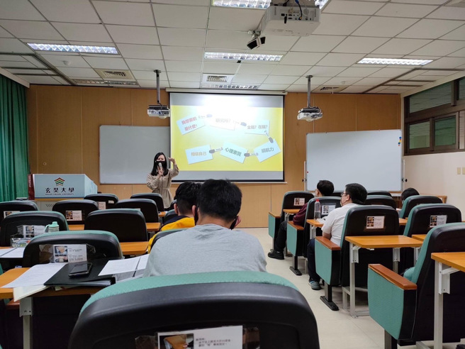 蕭依幀與法律系學弟妹分享「律師經驗談-如何讓玄奘的學生考上律師」專題。(照片/玄奘大學提供)