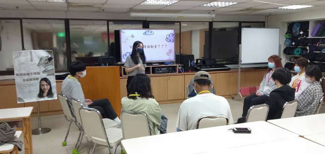 蕭依幀參與校外基金會「奪回情緒主導權-拒絕被情勒」專題演講。(照片/玄奘大學提供)