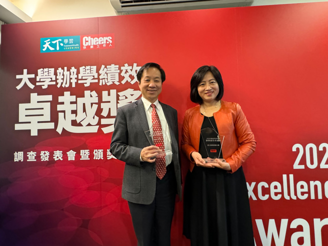 东海大学与国立臺湾师范大学皆获得办学绩效卓越的肯定，左为东海校长张国恩与臺师大教务长刘美慧（右）。(照片/东海大学提供)