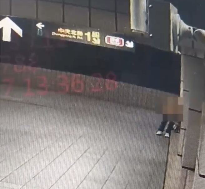 復興崗捷運站「小兵」遭竊 醉男拔起塞懷中偷走（擷取自影片）