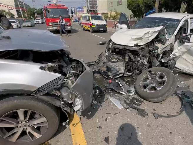 彰化县埔心乡员鹿路五段21日上午发生4车连环车祸，其中2部事故休旅车在国内有休旅神车称号，两车车头几乎撞烂，引人侧目。（民眾提供／孙英哲彰化传真）