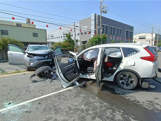 彰化县埔心乡员鹿路五段21日上午发生4车连环车祸，其中2部事故休旅车在国内有休旅神车称号，两车车头几乎撞烂，引人侧目。（民眾提供／孙英哲彰化传真）