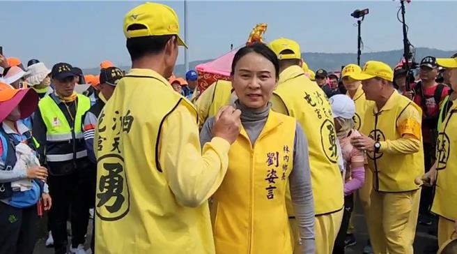 林内乡长刘姿言到彰化县二水乡祈求白沙屯妈祖取道林内乡成功，她扛着神轿又高兴又不敢置信。（民眾提供）