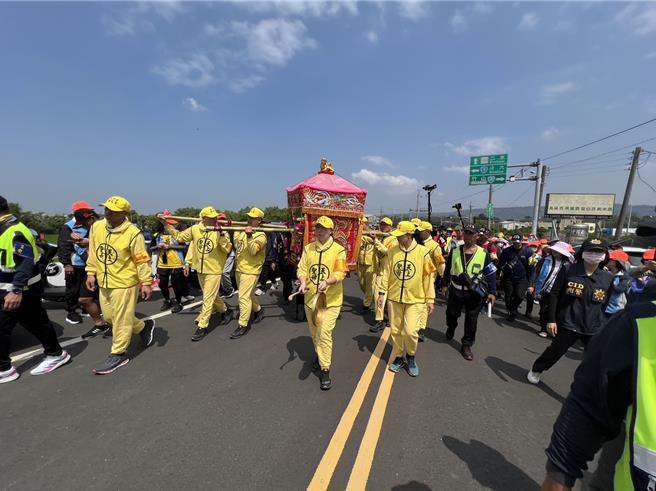 粉红超跑神轿进入云林县境林内乡。（周丽兰摄）