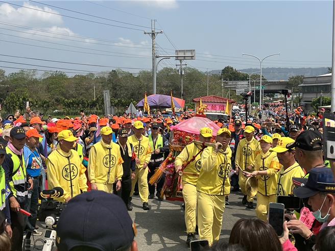 白沙屯妈祖神轿抵达台3线林内段时，往前是林内市区、往右是台3线外环道，神轿停驻一分多钟抉择，选了往市区前进，林内乡民大呼神奇、不可思议。（周丽兰摄）