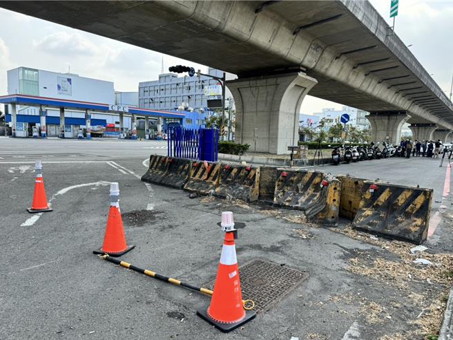 该段权管问题相关单位乔不拢，警方先装爆闪灯。（洪靖宜摄）