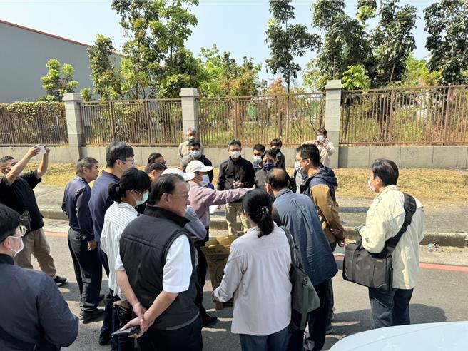 航港局、工务局等单位到场会勘。（洪靖宜摄）