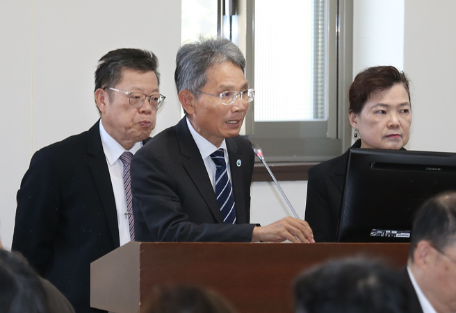 经济部长王美花（右起）、水利署长赖建信、台湾自来水公司董事长李嘉荣21日在立法院经济委员会答询。（姚志平摄）