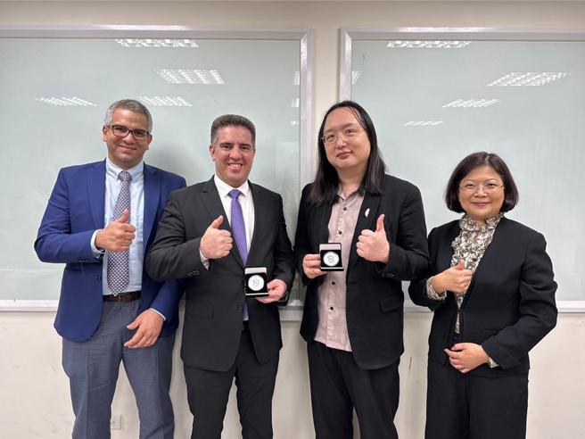 数位部长唐凤接见巴拉圭资通讯科技部部长比亚德。图／资安署提供