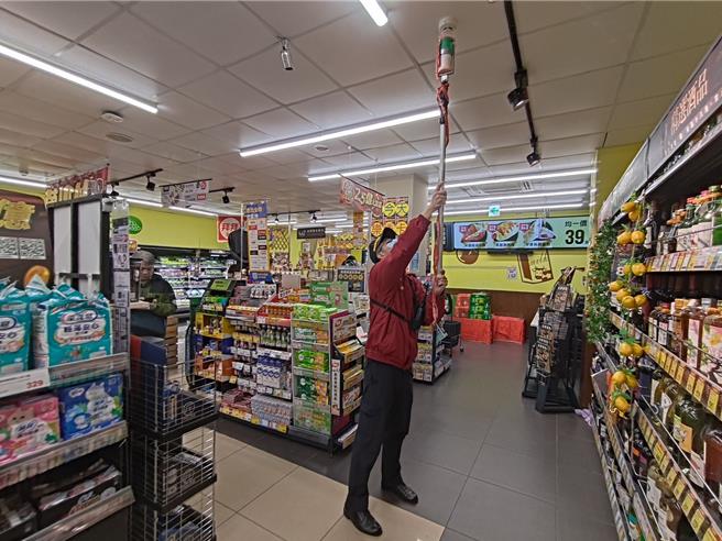 為了提升公共安全並因應消防法修正，基隆市消防局將從7月1日開始，對違反消防法規的營業場所直接舉發，最高可達30萬元罰鍰。圖為店家接受消防設備檢測。（基隆市消防局提供／徐佑昇基隆傳真）