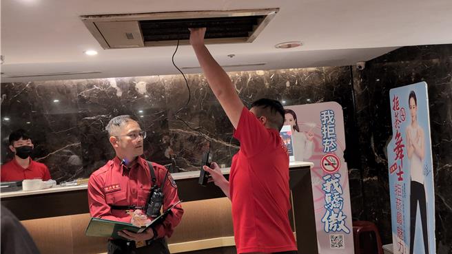 為了提升公共安全並因應消防法修正，基隆市消防局將從7月1日開始，對違反消防法規的營業場所直接舉發，最高可達30萬元罰鍰。圖為店家接受消防設備檢測。（基隆市消防局提供／徐佑昇基隆傳真）