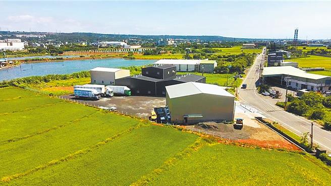 高雄市張姓農民為了驅趕林園區一處農田的麻雀，特地購買沖天炮燃放，沒想到其中一發失控、射進隔壁工廠，引燃工廠貨車上的除鏽油，燒毀周邊水刀機具。工廠蘇姓老闆對農民提告求償389萬元，高雄地院認定張男有責，應賠179萬元，可上訴。（本報資料照片）