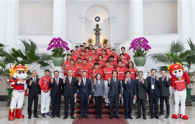 味全龙以中职总冠军身分前进总统府。（资料照，总统府提供）