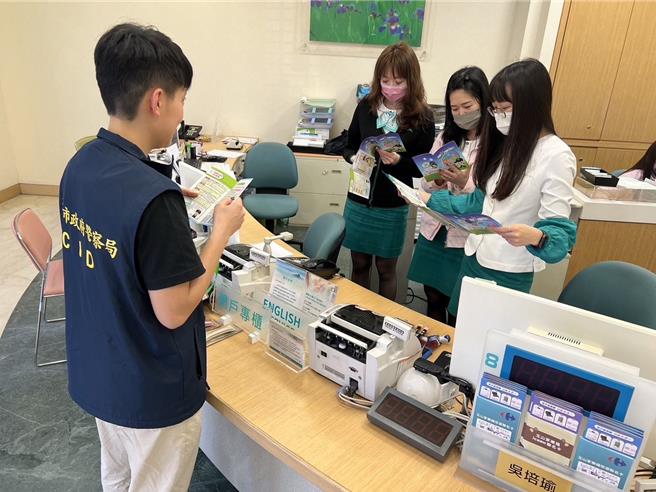桃園平鎮警方前往轄內金融機構，提醒行員若發現民眾臨櫃提領大額款項或解除定存時，務必主動關心提問。（翻攝照片／蔡明亘桃園傳真）