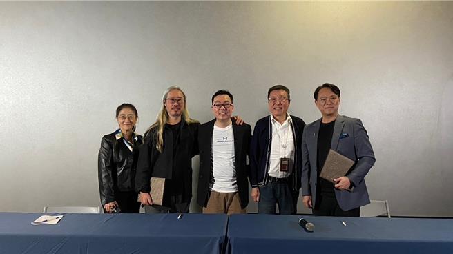 春晖映像孔繁芸（左起）、好莱坞视觉特效大师 Nickson Fong、导演李世伟、电公会理事长许凯瑞、AI创作总监孙志彬博士出席20日的启动发布会。