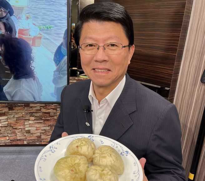 國民黨立委謝龍介買到近日爆紅的水煎包。（圖取自謝龍介臉書）