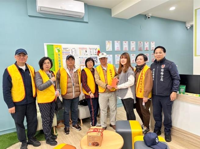 杨梅世大爱心协会资助远乐小卫星活动。（翻摄照片／蔡明亘桃园传真）