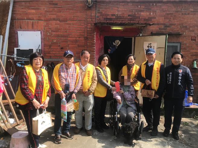 世大爱心协会会长李双福偕干部关怀弱势家庭。（翻摄照片／蔡明亘桃园传真）
