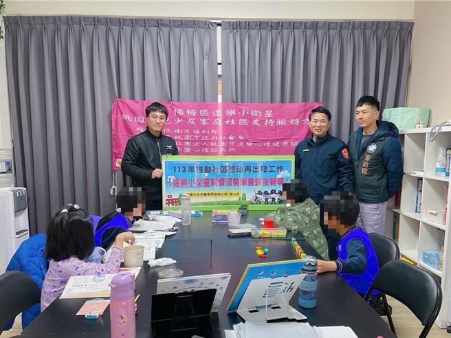 郑忠豪偕警方成立「远乐小卫星课后关怀班」协助弱势学童课后辅导。（翻摄照片／蔡明亘桃园传真）