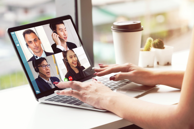 英国一名妇女透过教堂直播参加亲友葬礼，她趁空檔洗澡时忘关镜头，洗浴画面全被看光。(示意图:shutterstock/达志)