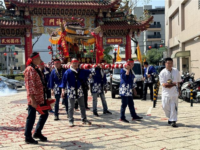 苗栗卓蘭先師廟正在籌建中，卓蘭先師會成員21日抬著特色日本轎赴台中市烏日玉闕朝仁宮求取玄壇元帥（武財神）「分靈」回廟，庇佑卓蘭地區民眾財運亨通，畫面吸睛。（潘虹恩攝）