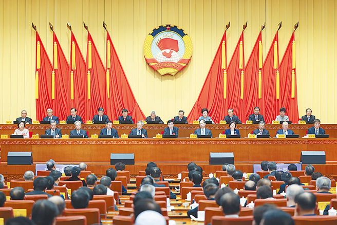 人大射三箭救房市。（中新社）