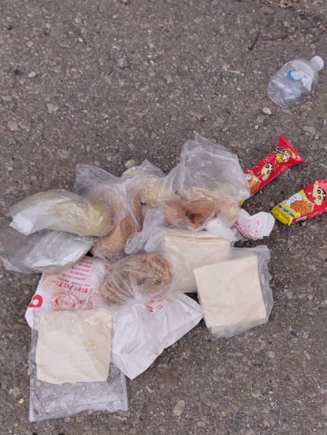 某些香灯脚结缘食物吃不完，乱丢在地上。(翻摄自白沙屯妈祖全球徒步联谊会FB)
