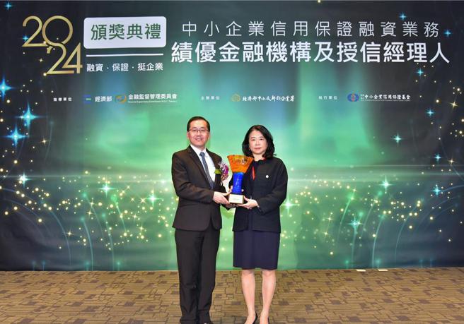 图说：台新银行连续12年获信保金质奖肯定，由经济部主任秘书杨志清(左)颁奖，台新银行资深副总经理苏韵琇（右）代表领奖。图／台新银行提供