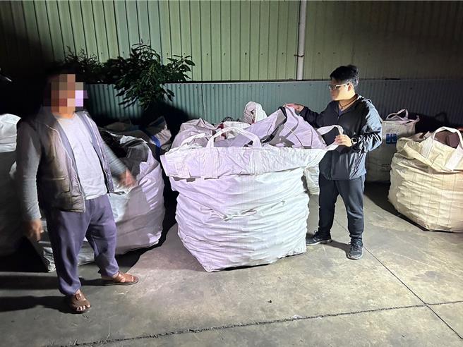 台南市警5分局20日在廢五金回收場查獲近400公斤的電纜線，破獲電纜線竊盜集團，左為回收場業者。（讀者提供／程炳璋台南傳真）