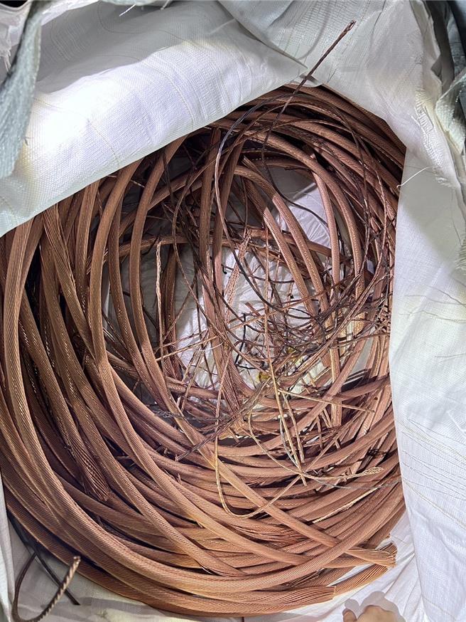 台南市警5分局20日破獲一件大樓工地電纜線竊盜案，查獲近400公斤的電纜線。（讀者提供／程炳璋台南傳真）