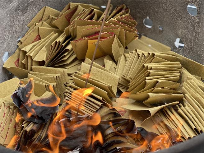 彰化县环保局鼓励民眾于祭祖时可选择更环保的方式，减少焚烧纸钱，改以纸钱集中烧、功（粮）代金、以花代香、双手祭拜，或可利用内政部「全国殡葬资讯入口网」的线上追思系统在家遥祭。（孙英哲摄）