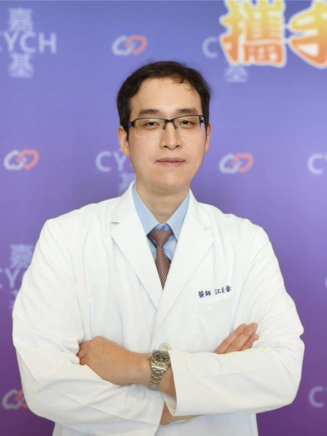 嘉基医院骨科部运动医学及肩肘外科医师江振豪。（廖素慧摄）