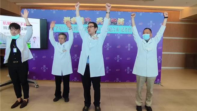 江振豪医师教举高手自我检测。（廖素慧摄）