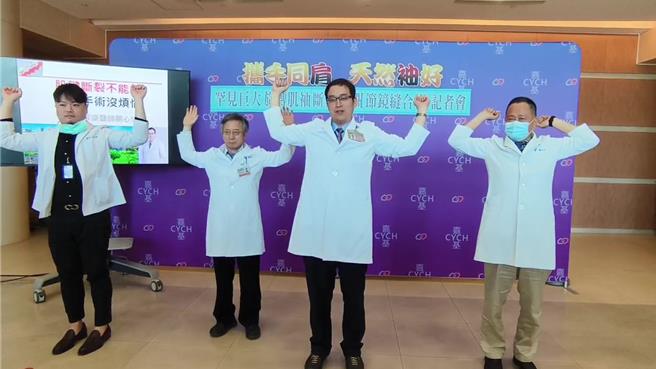 江振豪医师教举手与肩同高挺胸，自我检测。（廖素慧摄）