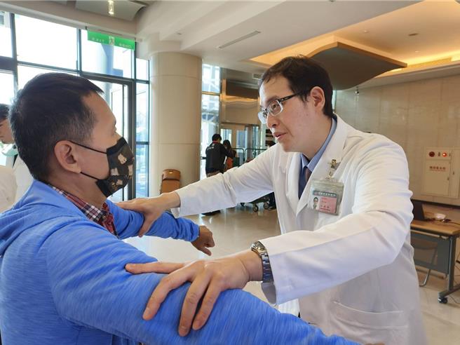 江振豪医师教做抗阻力，自我检测。（廖素慧摄）