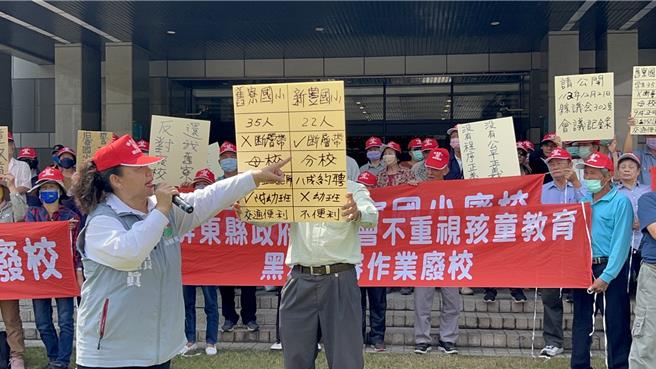 屏东县高树乡旧寮国小裁併校争议不断，上百名校友 21日至屏县府抗议，连96岁的首届校友也到场，他们高举布条怒喊「反对废校，还我旧寮」。（谢佳潾摄）