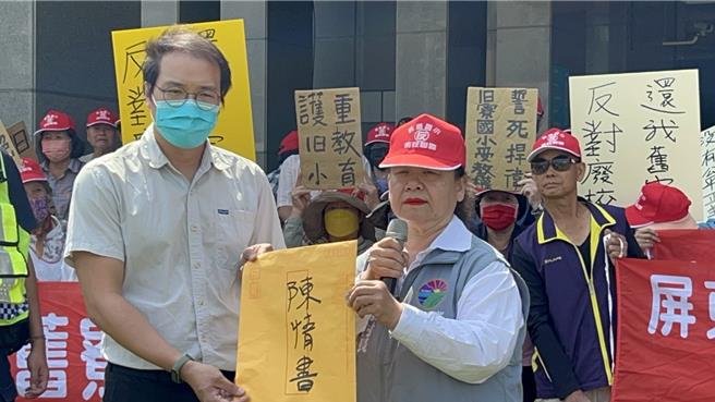 屏东县高树乡旧寮国小裁併校争议不断，上百名校友 21日至屏县府抗议，连96岁的首届校友也到场，他们高举布条怒喊「反对废校，还我旧寮」。（谢佳潾摄）