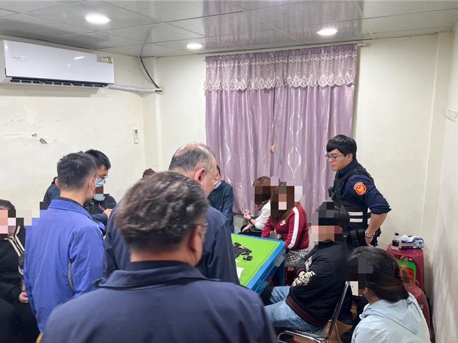 2024年3月21日新北市／新北市树林警分局日前掌握情资，发现保安街一处民宅经营天九牌职业赌场，当场查获利姓负责人及在场11名赌客。（新北市树林警分局提供／刘玮晴新北传真）