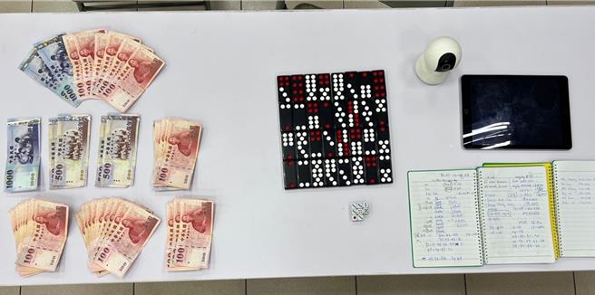 2024年3月21日新北市／新北市树林警分局查扣赌资6300元、抽头金2700元、监视器1具、天九牌1副等赌具及帐册2本。（新北市树林警分局提供／刘玮晴新北传真）