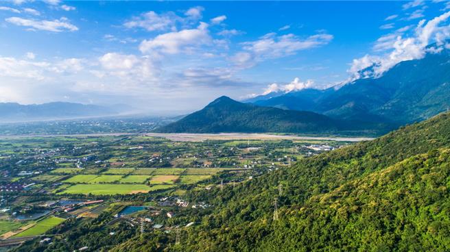 吉安鄉擁有得天獨厚的自然地景和豐富的農業資源，將規劃發展農業旅遊，圖為楓林步道。（取自吉安鄉公所官網）