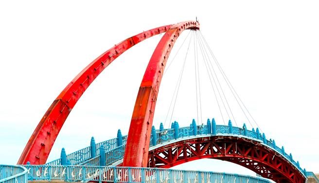 苑港漁港彩虹景觀橋展開燈具修復。（李京昇攝）