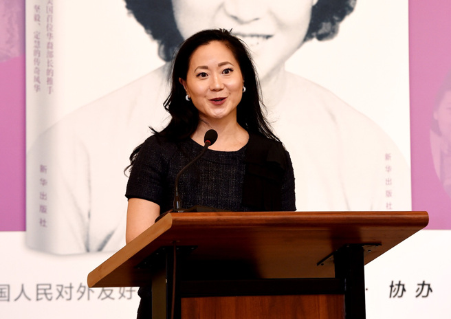 德州警方最新報告指出，趙安吉酒駕，駕車「撞破擋土牆」後墜池塘溺斃。圖為2018年10月，趙安吉在北京出席母親趙朱木蘭傳記《淡定自在》的新書發佈會。（資料照／中新社）