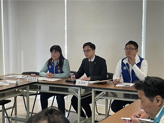 立法委员牛煦庭21日率立法院内政委员会考察桃园市社宅兴办情形，强调建立中央与地方的沟通管道。（姜霏摄）