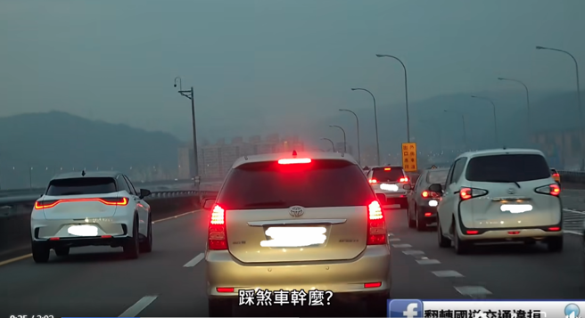 後方駕駛連續成功檢舉兩台插隊車輛。(翻攝自翻轉國道交通違規FB)
