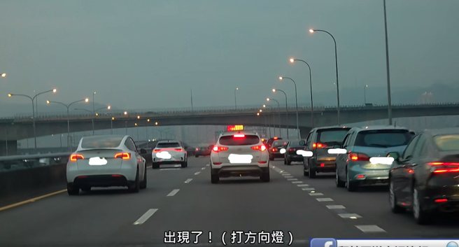 看到前方白色休旅車踩剎車、打方向燈，就知道是要插隊了，後方車輛也不客氣地上網檢舉。(翻攝自臉書「翻轉國道交通違規」)
