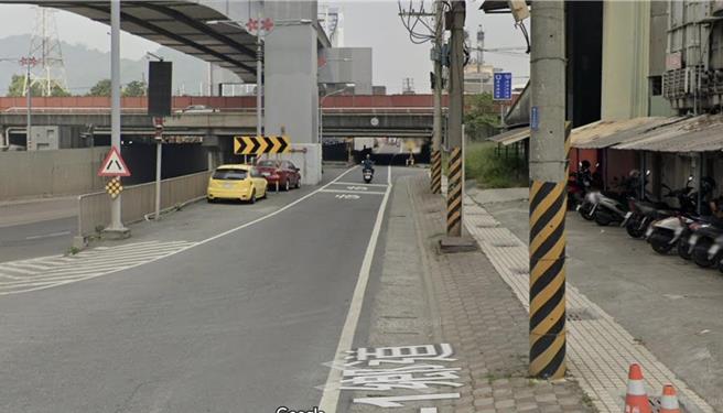 网友也贴出google map街景图，发现此路段除了未设置限高铁架外，也未标示机车专用道的字样。（网友提供／杨舒婷高雄传真）
