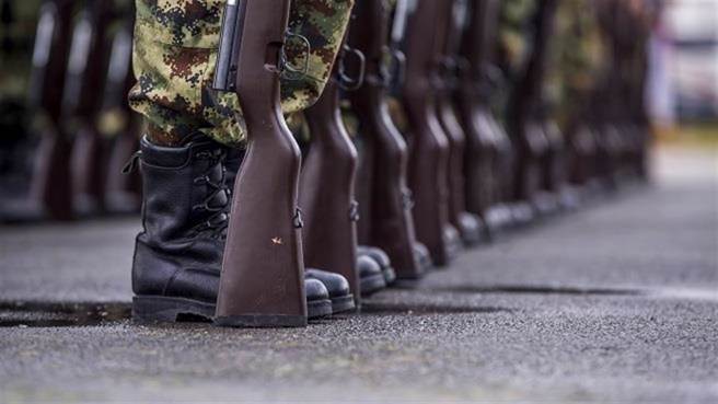 一名网友近期透露，他过去当兵时，认识的学长在军中离奇逝世，后来家人请神做法，得到的答復竟是「厉魂索命」。（图：shutterstock／达志）