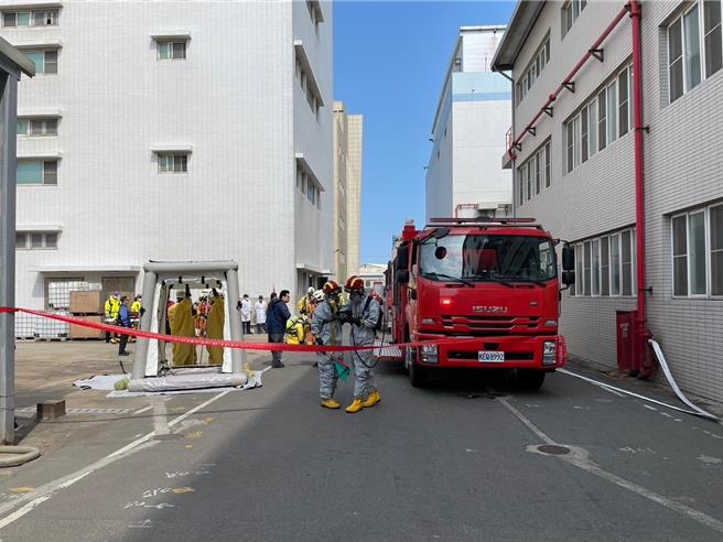 桃園市政府消防局第三大隊山腳分隊21日於蘆竹區旭富製藥科技股份有限公司舉辦場所自衛消防編組暨搶救演練。（山腳消防分隊提供）