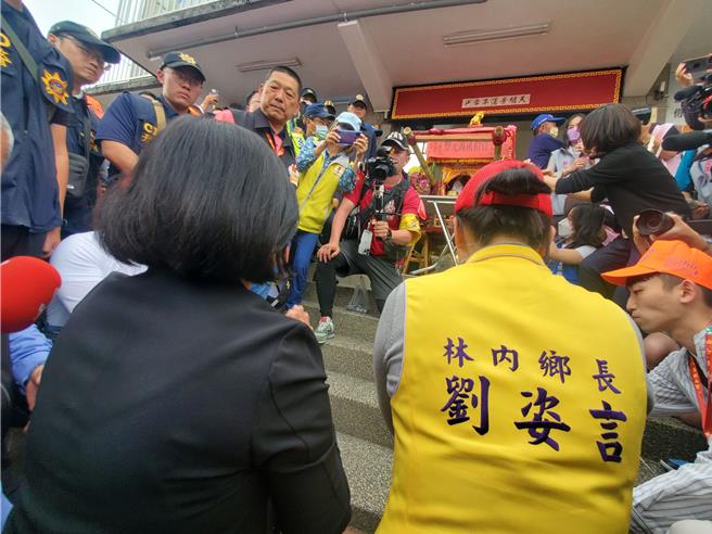 雲林縣長張麗善（穿黑西裝者背影）到林內火車站跪求媽祖神轎，祈請神轎到位於斗六市的縣政府駐駕。（周麗蘭攝）