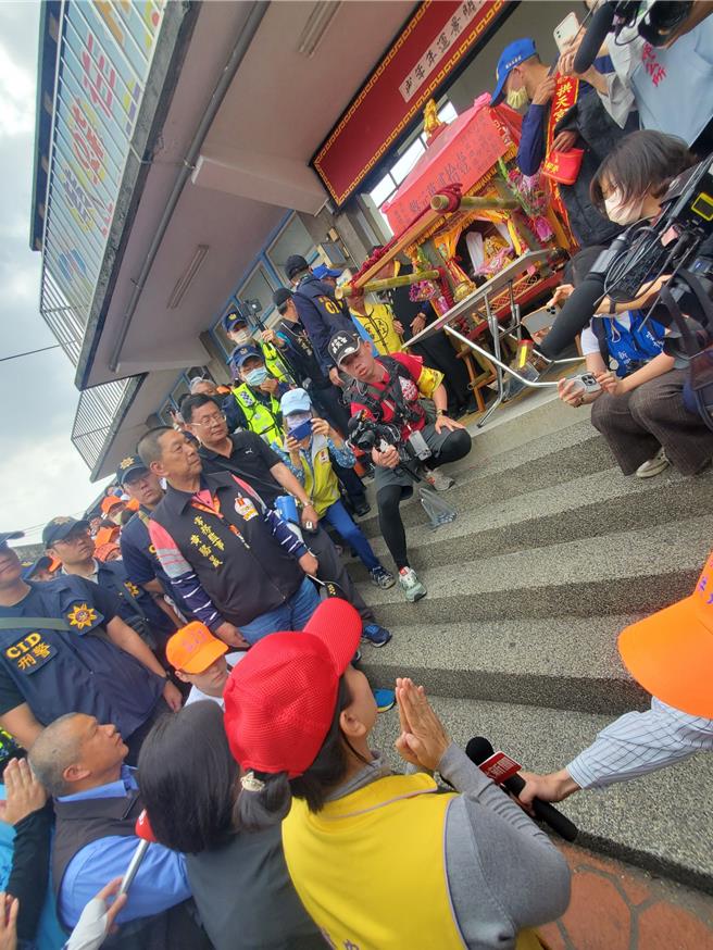  雲林縣長張麗善（穿黑西裝者）到林內火車站跪求媽祖神轎，祈請神轎到位於斗六市的縣政府駐駕。（周麗蘭攝）